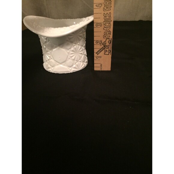 Vintage Fenton Daisy & Button #1992 White Milk Glass Top Hat Vase Planter - Picture 5 of 7
